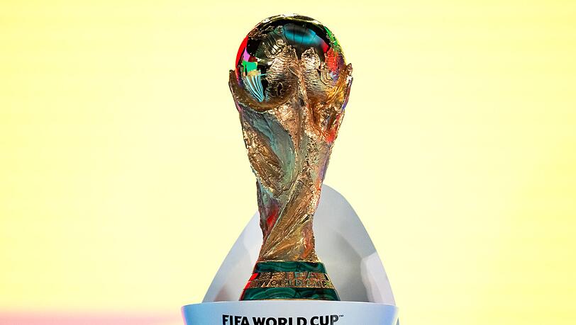 Um diesen Fu&szlig;ball-Pokal geht es im Sommer 2026. (Archivbild)