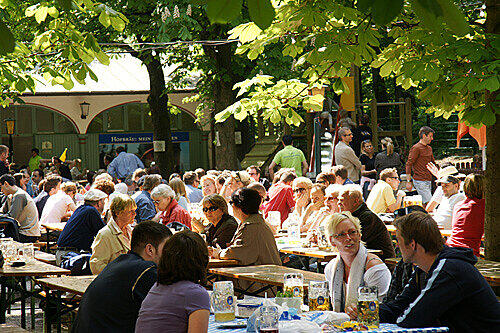 Hier lässt sich&rsquo;s aushalten &ndash; im Hofbräukeller unter schönen alten Kastanien.