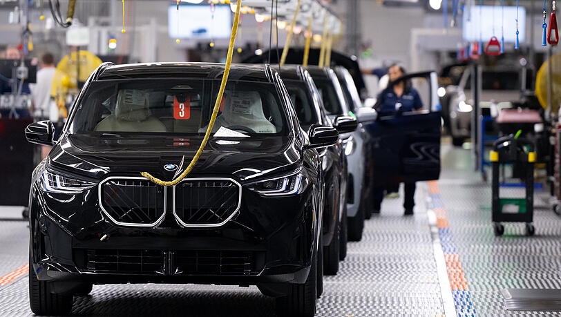 BMW leidet unter &auml;hnlichen Problemen wie die anderen deutschen Autohersteller, kann unter dem Strich aber mehr Geld verdienen. Ein Grund f&uuml;r den R&uuml;ckgang liegt auch in Trumps Zollpolitik. (Archivbild zeigt das BMW-Werk in Spartanburg, USA)