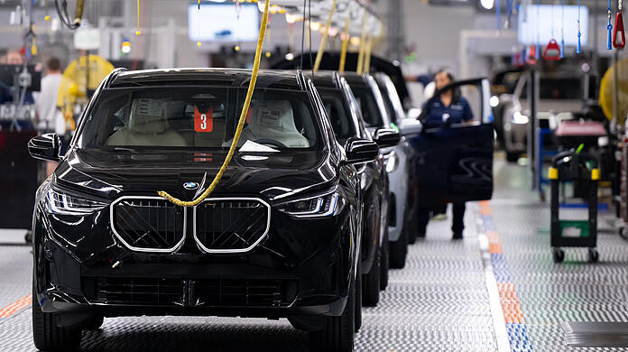 BMW leidet unter &auml;hnlichen Problemen wie die anderen deutschen Autohersteller, kann unter dem Strich aber mehr Geld verdienen. Ein Grund f&uuml;r den R&uuml;ckgang liegt auch in Trumps Zollpolitik. (Archivbild zeigt das BMW-Werk in Spartanburg, USA)