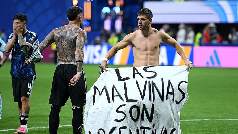 Dieses Plakat der argentinischen Nationalmannschaft sorgte nach dem WM-Sieg gegen England f&uuml;r viel Aufsehen.
