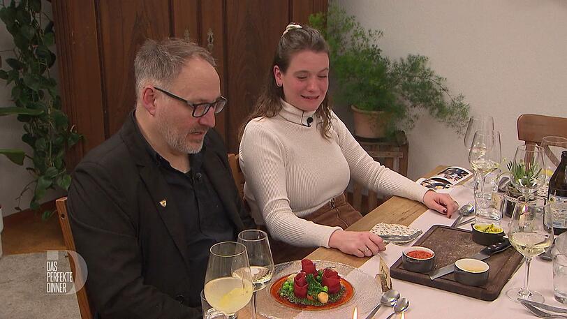 Harry und Elise können kaum glauben, welches Kunstwerk sich hinter den Nudeln mit Pesto verbirgt. Harry und Elise können kaum glauben, welches Kunstwerk sich hinter den Nudeln mit Pesto verbirgt.