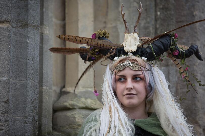 In schaurig-schönen Aufmachungen wird der Übergang von der hellen zur dunklen Jahreszeit begangen. Samhain feierte man der Legende nach bereits 700 vor Christus. Allerheiligen kennt der christliche Kalender dagegen erst seit dem 8. Jahrhundert. In schaurig-schönen Aufmachungen wird der Übergang von der hellen zur dunklen Jahreszeit begangen. Samhain feierte man der Legende nach bereits 700 vor Christus. Allerheiligen kennt der christliche Kalender dagegen erst seit dem 8. Jahrhundert.