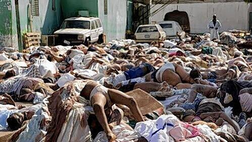 Ein Bild aus den Straßen von Port-au-Prince. Dort liegen massenhaft Leichen