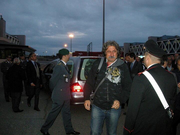 Simoncellis Vater Paolo nach der Landung in Rom.