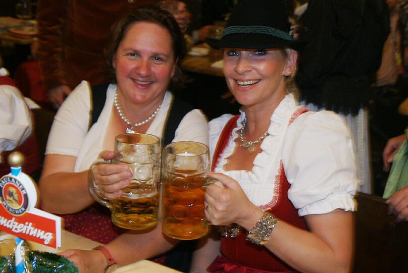 Prost: Theresa Schopper und Claudia Jung.