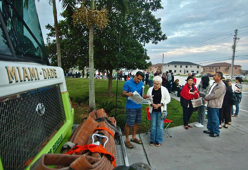 Anstehen für die Stimmabgabe in Miami (Florida).
