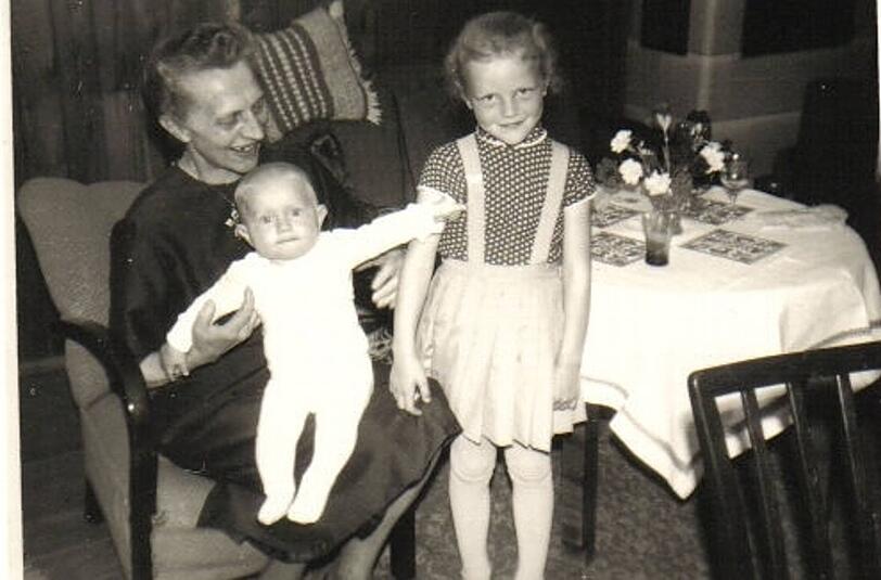Leben auf dem Bauernhof: Margarete Bause mit ihrer Tante Anna-Maria und ihrem jüngerer Bruder Albrecht.
