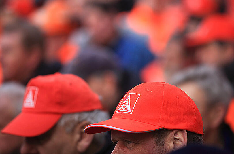 Die IG Metall fordert zum Auftakt der Tarifverhandlungen fünf Prozent mehr Geld für ein Jahr. Foto: Jens Wolf/Archiv