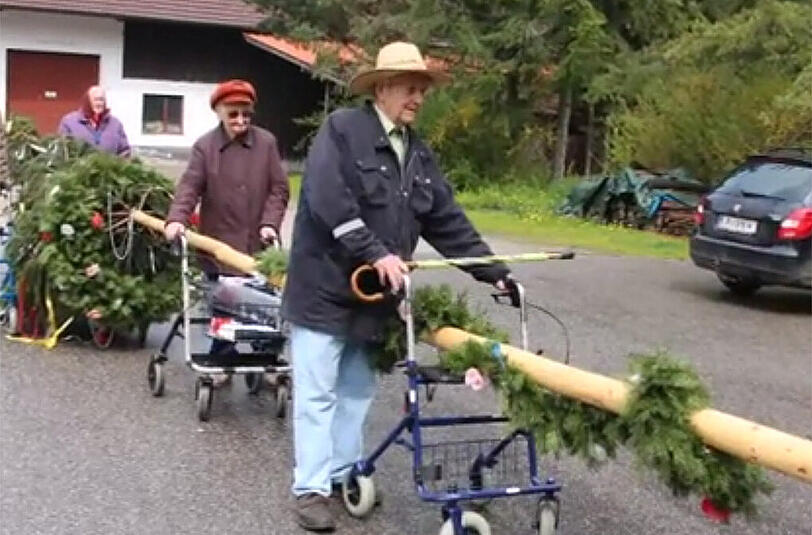 Mit Rollatoren bewaffnet, zogen Seniorenheimbewohner los, um ihren Maibaum zurückzuklauen.