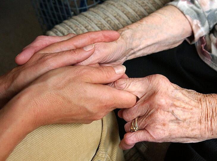 Der Betrugsskandal in der ambulanten Pflege hat die Bundesregierung aufgerüttelt. Jetzt sollen die Krankenkassen stärker kontrollieren können.