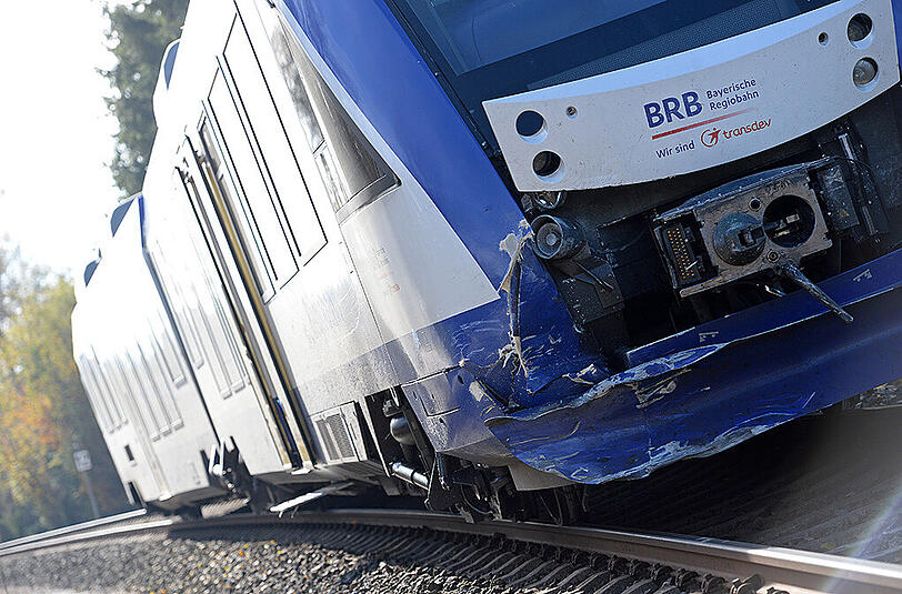 Der Regionalzug rammte den Wagen, als dieser gerade die Gleise überquerte. Beide Insassen starben noch am Unfallort.