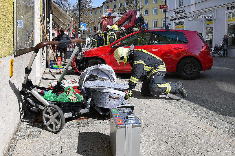 Schrecklicher Unfall in Traunstein: Ein Golf erfasst einen Kinderwagen. Das sechs Monate alte Kind wird verletzt.