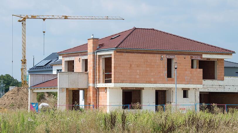 Ingolstadt: Ein nicht fertiggestelltes Haus steht in einem Neubaugebiet.