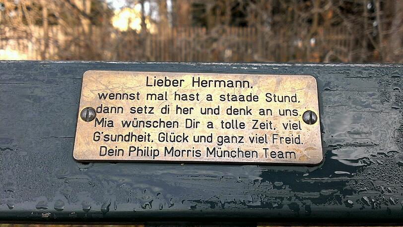 Im Englischen Garten und Nymphenburger Schlosspark haben Münchner tausende Plaketten mit Widmungen auf Parkbänken angebracht.