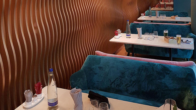 Der Loungebereich mit gemütlichen Sofas.