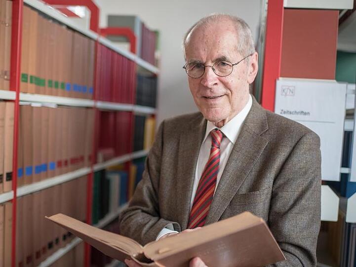 Der Kriminologe Christian Pfeiffer steht während eines Interviews vor einer Bücherwand.