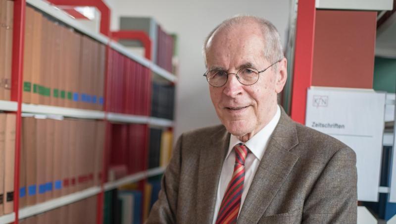 Der Kriminologe Christian Pfeiffer steht während eines Interviews vor einer Bücherwand. Der Kriminologe Christian Pfeiffer steht während eines Interviews vor einer Bücherwand.