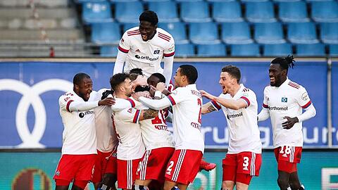 Die Spieler des Hamburger SV feiern den Heimsieg über den SC Paderborn 07.