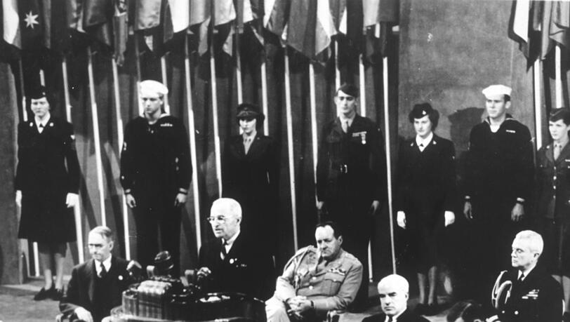 Der damalige US-Präsident Harry S. Truman (am Rednerpult) spricht vor den Delegierten bei der Konferenz der Vereinten Nationen am 26. Juni 1945 in San Francisco.