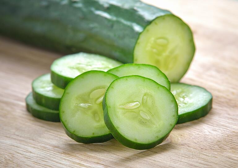 Und nun der absolute Spitzenreiter der kalorienarmen Lebensmittel: Mit nur 12 Kalorien pro 100 Gramm sichert sich die Gurke die Pole Position. Dabei entschlackt und entwässert die Gurke und kann sogar bei Sodbrennen helfen. Vitamine, Mineralien und Ballaststoffe werden gleich mitgeliefert. Und nun der absolute Spitzenreiter der kalorienarmen Lebensmittel: Mit nur 12 Kalorien pro 100 Gramm sichert sich die Gurke die Pole Position. Dabei entschlackt und entwässert die Gurke und kann sogar bei Sodbrennen helfen. Vitamine, Mineralien und Ballaststoffe werden gleich mitgeliefert.
