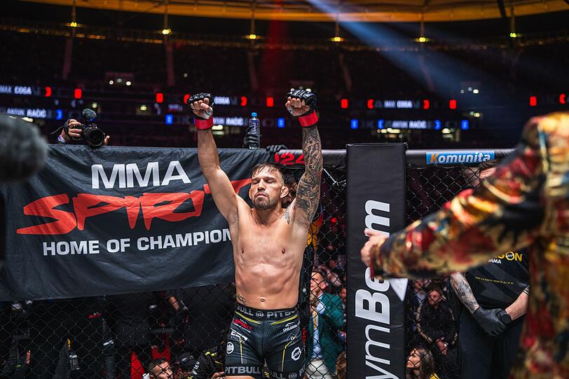 Kämpft sich Frankfurter Lokalmatador Max Coga an diesem Abend zum Comeback? Der mittlerweile 37-Jährige verletzte sich vor zwei Jahren so schwer, dass er bis heute ausfiel. Nun steigt sein Comeback-Kampf gegen Christian Jungwirth. Kämpft sich Frankfurter Lokalmatador Max Coga an diesem Abend zum Comeback? Der mittlerweile 37-Jährige verletzte sich vor zwei Jahren so schwer, dass er bis heute ausfiel. Nun steigt sein Comeback-Kampf gegen Christian Jungwirth.
