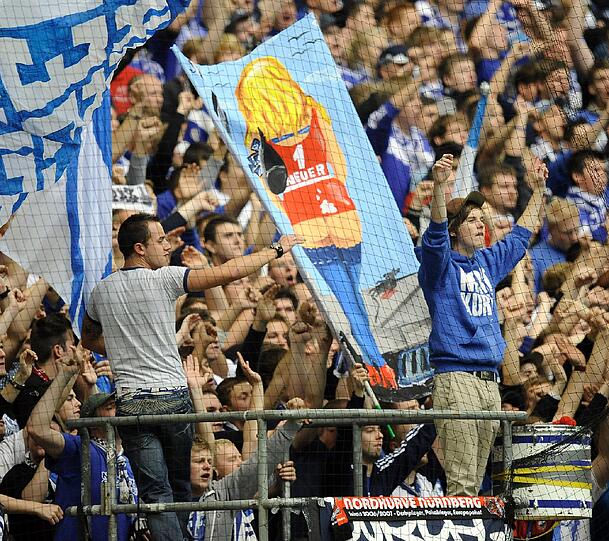 Anti-Neuer-Plakate und Schmährufe auf Schalke gegen Manuel Neuer.