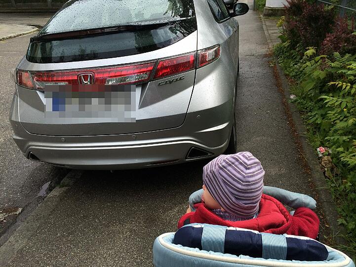 Wenn man hier durch will, muss die Mama auf die Straße aufweichen und wird dann auch noch angehupt.