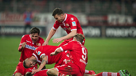 Nach dem Tor zum 3-1 freuen sich die Spieler Christopher Trimmel (l), Benjamin Köhler (M), Torschütze Damir Kreilach (am Boden liegend), Dennis Daube (M, oben) und Sören Brandy (r) von Union.