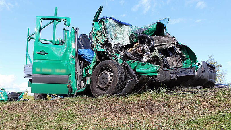 Nach einem Lkw-Unfall mit mehreren Schwerverletzten behinderten (mal wieder) dreiste Gaffer die Rettungsarbeiten.