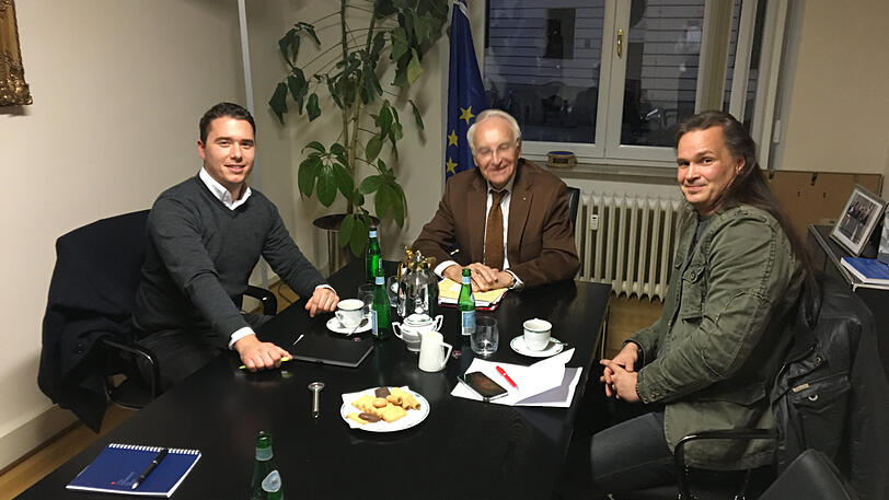 Edmund Stoiber, hier mit Bayern-Reporter Maximilian Koch (l.) und AZ-Sportchef Matthias Kerber.