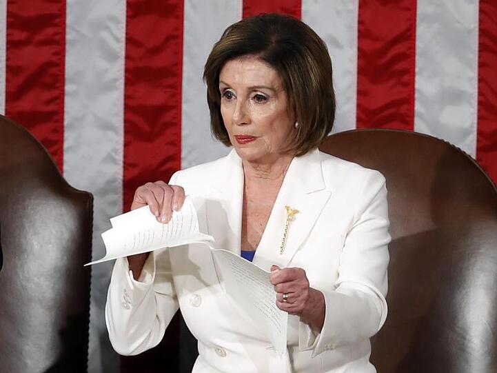 Nancy Pelosi, demokratische Vorsitzende des Repräsentantenhauses, zerreißt das Manuskript von Donald Trumps Rede Lage der Nation.