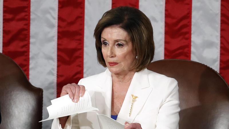 Nancy Pelosi, demokratische Vorsitzende des Repräsentantenhauses, zerreißt das Manuskript von Donald Trumps Rede Lage der Nation. Nancy Pelosi, demokratische Vorsitzende des Repräsentantenhauses, zerreißt das Manuskript von Donald Trumps Rede Lage der Nation.