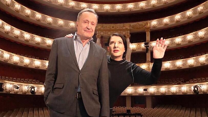 Nikolaus Bachler mit Marina Abramovic vor dem leeren Zuschauerraums des Nationaltheaters.