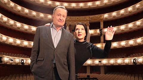 Nikolaus Bachler mit Marina Abramovic vor dem leeren Zuschauerraums des Nationaltheaters.
