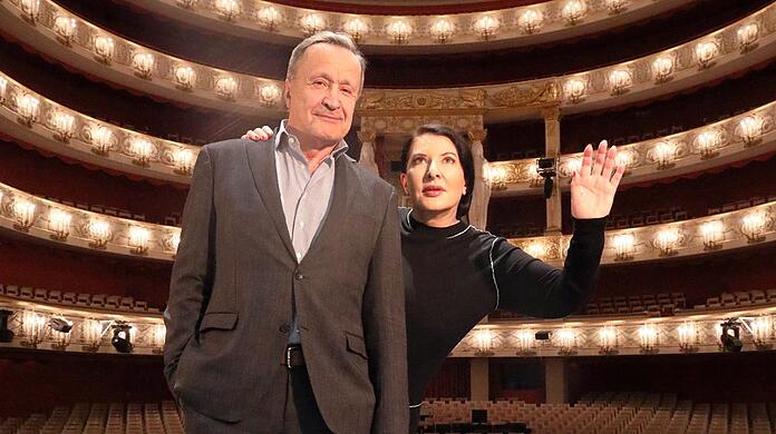 Nikolaus Bachler mit Marina Abramovic vor dem leeren Zuschauerraums des Nationaltheaters.