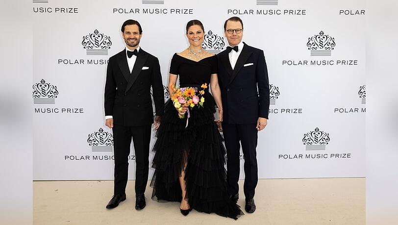 Kronprinzessin Victoria strahlte bei der Preisverleihung am 27. Mai zwischen Bruder Carl Philip (l.) und ihrem Mann Daniel.
