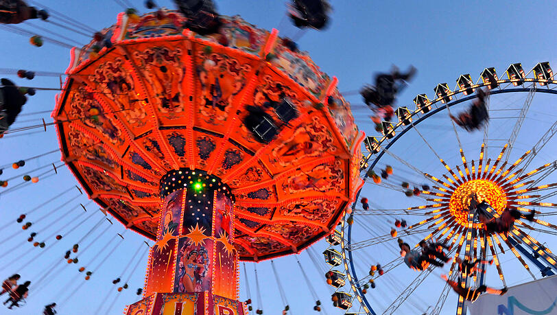 Die Fahrgeschäfte zählen neben den Festzelten zu den großen Highlights der Wiesn. Ob rasantes Kettenkarussell wie auf dem Foto, eine Runde auf dem Riesenrad oder eine spektakuläre Achterbahnfahrt: Für viele Besucher gehört der Nervenkitzel einfach dazu.