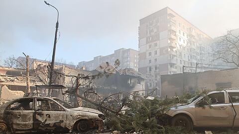 In der westukrainischen Stadt Ternopil sind bei einem russischen Luftangriff viele Menschen get&ouml;tet und Dutzende verletzt worden.