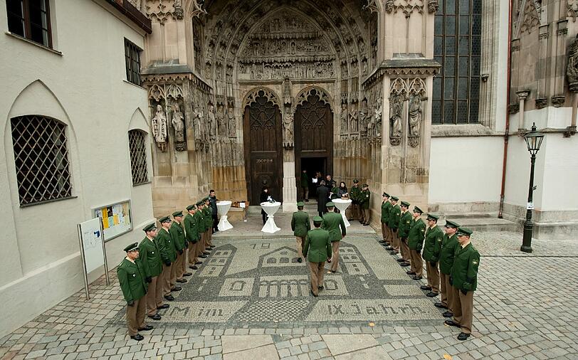 Auch im Dom: Ein Ehrenspalier für einen ermordeten Kollegen.