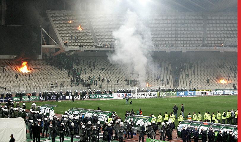 Schon während der Pause hatten Hunderte Hooligans versucht ohne
Tickets ins Stadion zu gelangen. Sie warfen Brandflaschen auf die
Polizei, diese setzte massiv Tränengas ein.