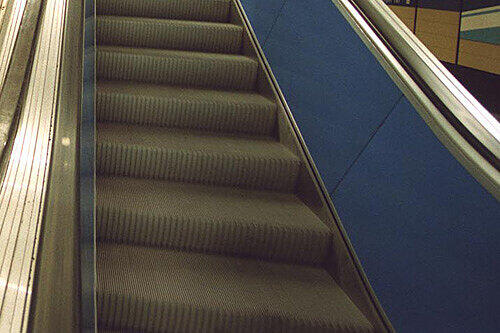 Auf einer Rolltreppe filmte ein Mann einer jungen Münchnerin unter den Rock. (Symbolbild)