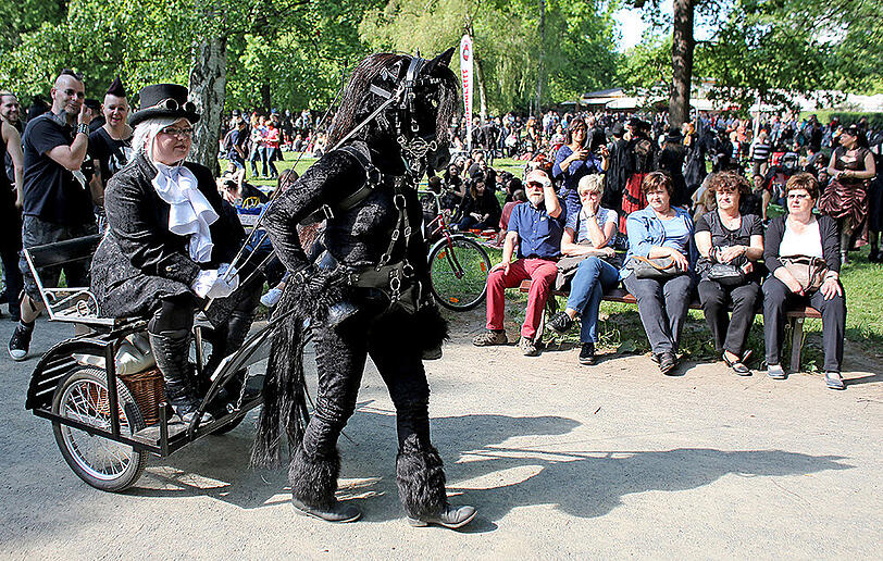 Die schrägsten Kostüme & irrsten Gestalten vom Wave-Gotik-Treffen 2016 in Leipzig