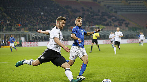 Länderspiel Italien gegen Deutschland: Shkodran Mustafi im Zweikampf gegen Ciro Immobile.