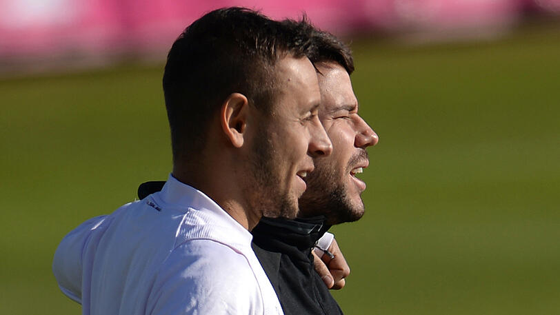 Die Spieler des FC Bayern zeigen sich im Abschlusstraining vor dem Champions-League-Hit gegen den FC Arsenal gutgelaunt - und am Valentinstag auch sehr ballverliebt. Die Bilder aus der Säbener Straße.