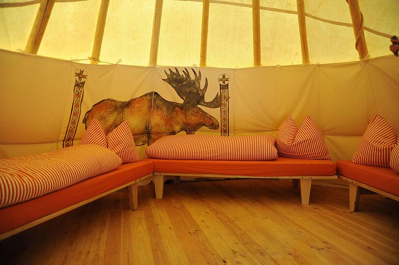 Recht geräumig schaut es in diesem Tipi in der Ferienanlage Hofgut Hopfenburg bei Münsingen aus.