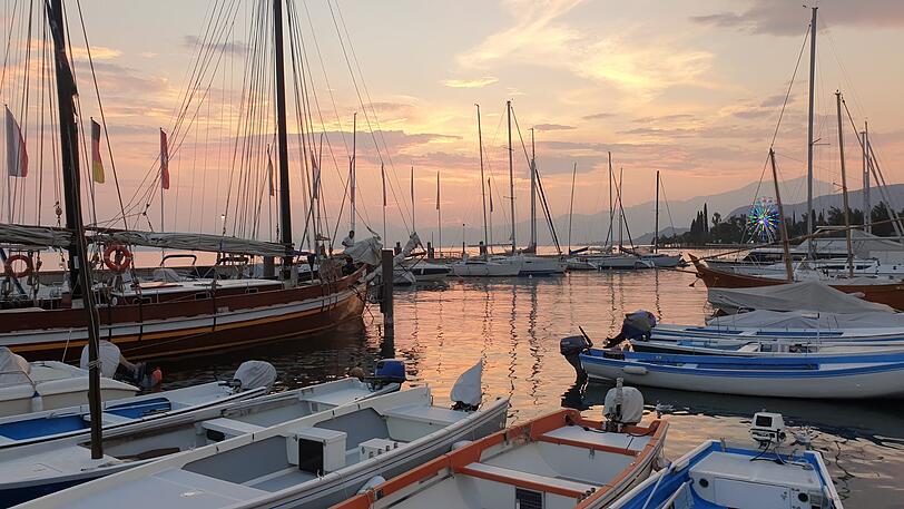 Lila Wolken über dem Gardasee &ndash; für viele ist er in diesem Jahr (noch mehr) der Inbegriff von Urlaub.