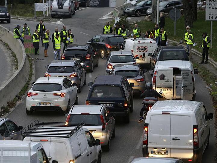 Französiscshe Demonstranten blockieren aus Protest gegen höhere Spritpreise eine Autobahnausfahrt.