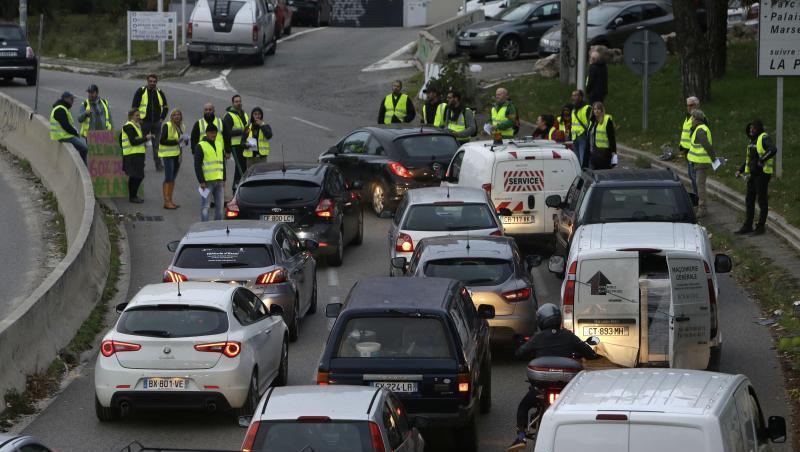 Französiscshe Demonstranten blockieren aus Protest gegen höhere Spritpreise eine Autobahnausfahrt. Französiscshe Demonstranten blockieren aus Protest gegen höhere Spritpreise eine Autobahnausfahrt.