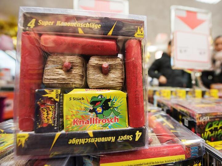 Der Feuerwerksverkauf beginnt dieses Jahr bereits am 28. Dezember, da einer der gesetzlich vorgesehenen Verkaufstage auf einen Sonntag fällt.
